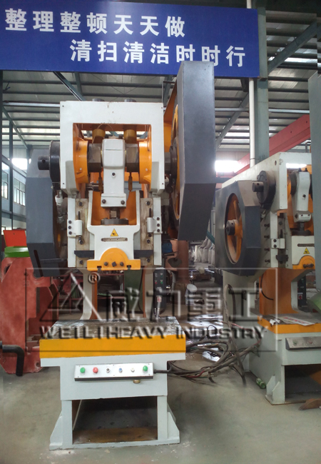 125噸深喉沖床加工車間