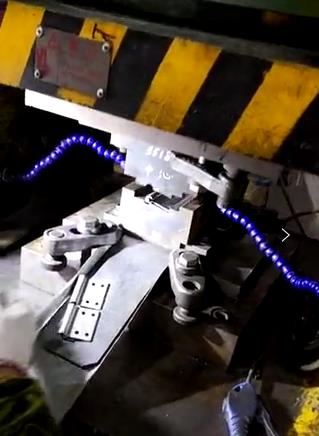 80噸沖床沖孔門折頁(yè)的現(xiàn)場(chǎng)