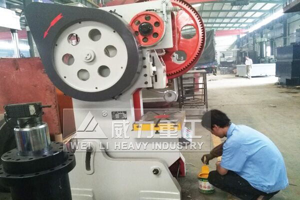 沖床廠家車間調(diào)試中